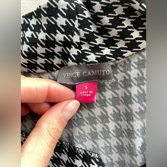 Vince Camuto Houndstooth Print Sleeveless Top - Picture 5 of 8
